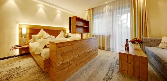 Doppelzimmer zur Talseite mit Balkon Du WC Kabel-Tv Haartrockner Schminkspiegel Bademantel 